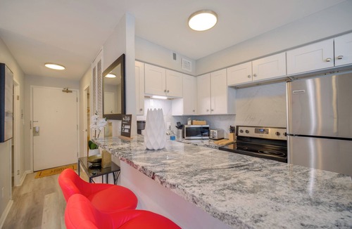 Lakewood Apartment | Cozy 12th-Floor Studio w/Lake Erie Views!