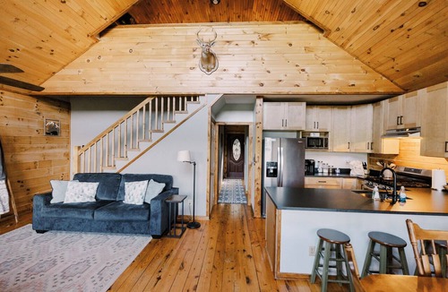 Purlear House | Cozy 2BR with AMAZING views in Buck Mountain