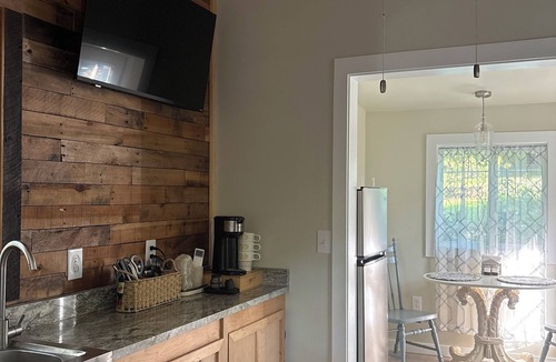 Old Fort Cottage | COZY CABIN minutes from Catawba Falls, and near beautiful Blue Ridge Mountains