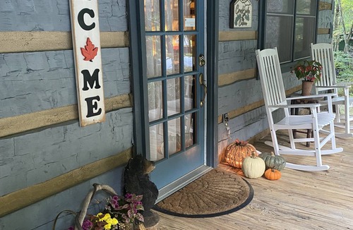 Boone Cabin | Cozy cabin on Howard's Creek! Near Skiing/Snow Tubing/ASU/Hiking/Breweries/Wine!