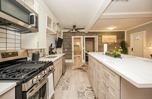 Detroit - Shoreway Cottage | Cozy Cottage on 47th, near Downtown and Lake Erie