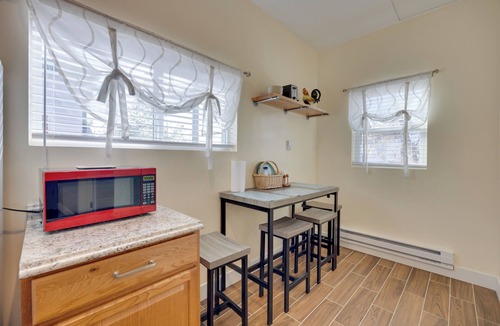 Old North End Apartment | Cozy Couple's Retreat 5 Mi to Garden of the Gods!