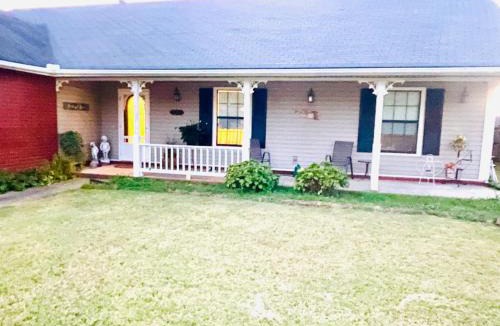 Springdale House | Cozy house centrally located close to everything in NWA