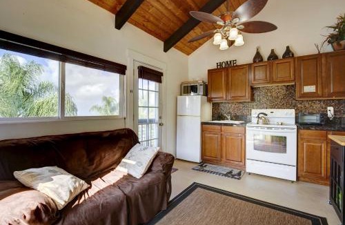Kalaoa House | Cozy Kona Coast Apt w/Lanai ~ 8 Miles to Beach!