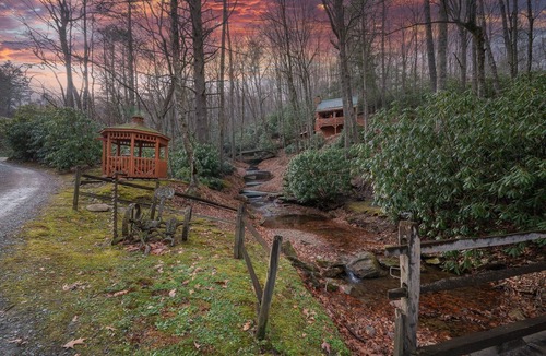 Sugar Grove Cabin | Cozy Log Cabin w/Wood Fireplace, Creekside Firepit & Private River Access!