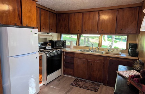 Sidney House | Cozy Messalonskee Lake Cabin – Dock, Kayaks & Family‑Friendly, Sleeps 5
