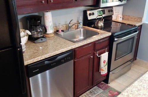 Raleigh Apartment | Cozy N. Raleigh Apt. with Pool and Hot Tub. Pets welcome BBQ Grill, TV & movies