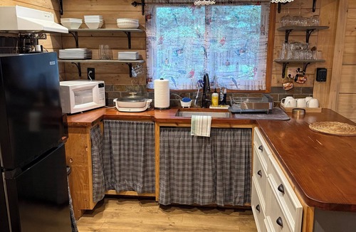 Knik-Fairview Cabin | Cozy Romantic Getaway Cabin