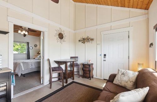 Kalaoa House | Cozy Sunset Views with Lanai - Close to Beach home