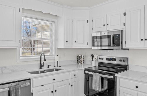 Midlothian House | Creekside Cottage in Midlothian, Pet Friendly: 4 bedroom, 2 baths - 5 total beds