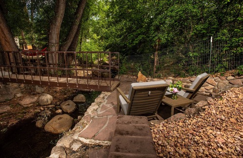 Broadmoor House | Creekside, steps to the Broadmoor, close to Zoo, Seven Falls, hike from house