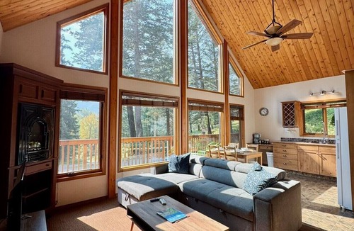 Crowsnest Pass Cabin | Crowsnest River Chalet - Yeti