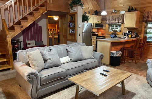 Sevierville Cabin | Cutest, comfiest log cabin with great screened in porch!