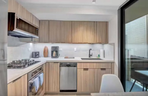 Waikiki Hotel | Designer Studio Full Kitchen Steps to Beach