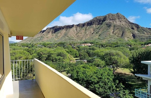 Diamond Head - Kapahulu - St. Louis Apartment | Diamond Head Beach - Large Studio - Queen Bed, Balcony, Ocean View, Ocean Access