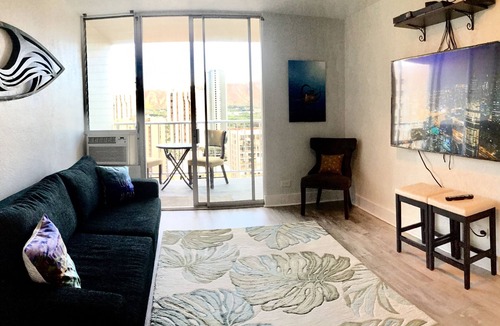 Waikiki Condo | Diamond Head Penthouse 2bed/2bath Kitchen & Parking in heart of Waikiki.