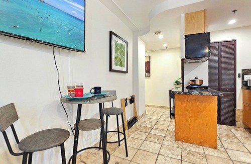 Waikiki Apartment | Diamond Head view Studio in Waikikiᨒ ⛰︎ ོ ☀︎𓂃⛱—Pool+A/C—½Block to Waikiki Beach