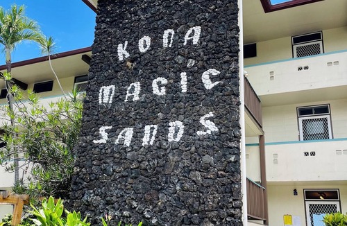 Kahaluu Bay Condo | DIRECT OCEANFRONT SUNSETScrashing waves!Newly remodeled! AUG specials inquire!