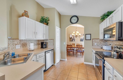 Solana House | DISNEY VILLA LOCATION! 5BR/private POOL/game room/10 MILES TO DISNEY