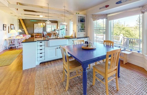 Tenants Harbor Cabin | Dog-friendly bayfront home close to Rockland with water view - snowbirds welcome