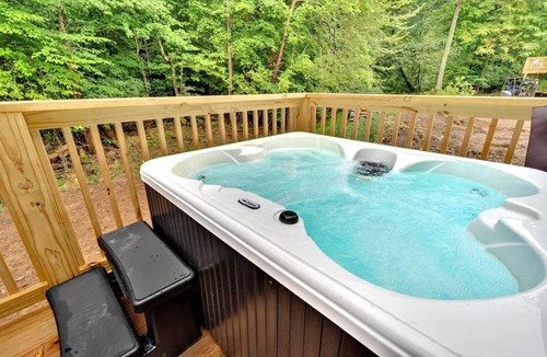 Bristol House | {Doo-Wop Den} 50’s Vibe + Hot Tub