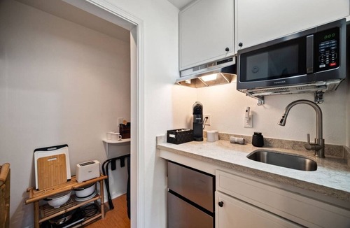 Bayview Apartment | Double Studio Suites with Private Pool and AC, walk to Beach