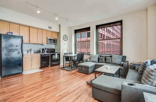 The Loop Apartment | Downtown Chicago Stay with Free In & Out Parking 3