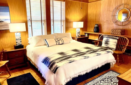 Historic Downtown Manteo House | Downtown Manteo with Secret Garden