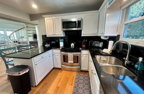 Caffeys Quarters House | DuckUtopia-Pool/HotTub/Private Dock/0.3mi to Beach