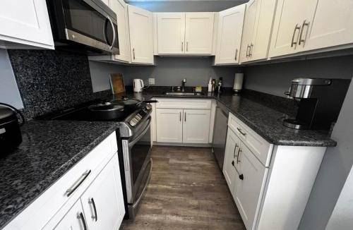 Downtown Honolulu Apartment | Duplex Close to HPU Waikiki Pool Terrace Laundry One and Half Bath for 15person