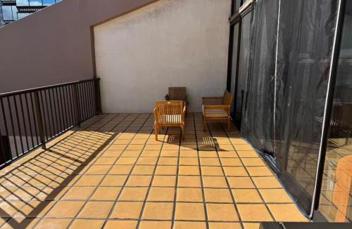 Downtown Honolulu Apartment | Duplex Close to HPU Waikiki Pool Terrace Laundry One and Half Bath for 15person