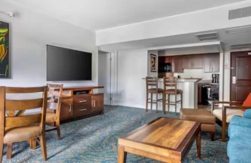 Waikiki Resort | Elevate Your Hawaiian Getaway at Lagoon Tower by Hilton – 2 Bd. Ocean View