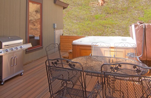 Woodland Park Cabin | Elite Mountain retreat, hot tub, 2 fireplaces, Hiking trails, trout fishing, AC