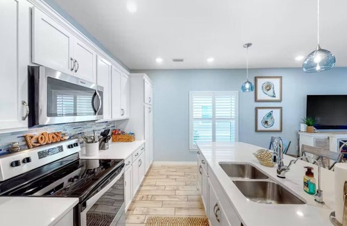 Ono Island Villa | Emerald Escape 4BR/4BA Villa, Lost Key Beach Club/Snowbird Friendly