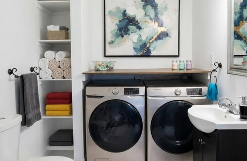 Barrie House | Emerald &Ruby Elegant Luxury 2BR
