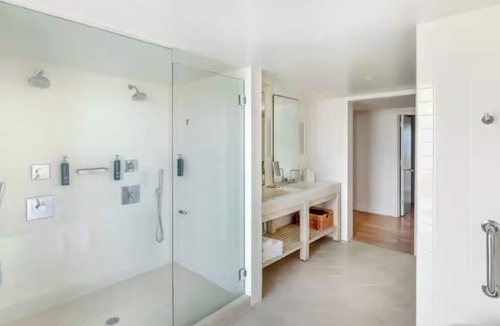 Waikiki Hotel | Ensuring a Very Comfortable & Memorable Stay! Outdoor Swimming Pool!