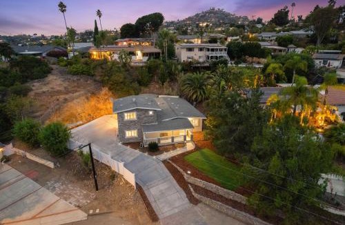 Mount Helix House | Entire Private Home with 6 Beds, King Bed, 6 Parking, Big Yard, 4 Bedrooms 2 Bathrooms, Available Now