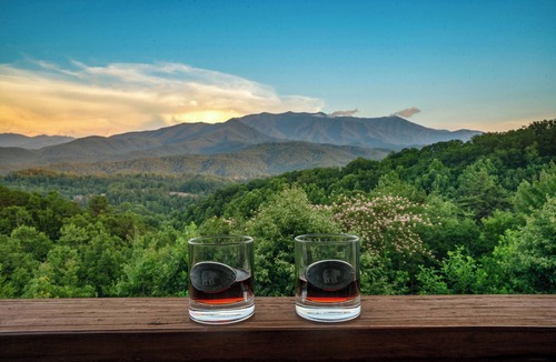 Gatlinburg Cabin | Epic Views + Game Room + Hot Tub | Bear’s Lookout