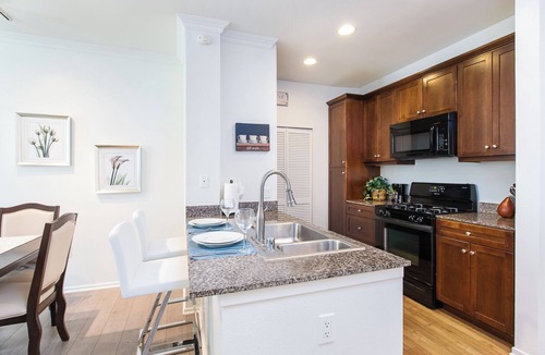 Airport Area Apartment | Executive Scholarship Suite｜Community Pool and Fitness Center｜Free Parking #19
