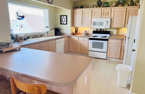 Holden Beach House | Experience coastal charm at Le Tournesol in Holden Beach, a spacious 4BR retreat!