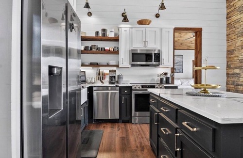Mineral Bluff Ski Chalet | Fabulous 3-bedroom chalet with hot tub and year round mtn views! Luxe & modern!