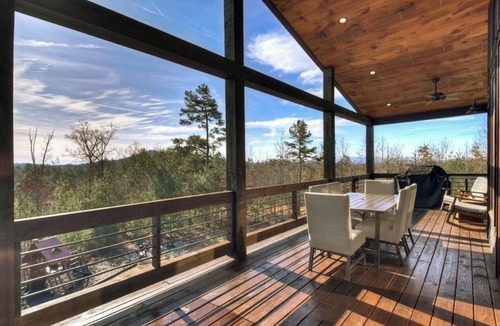 Mineral Bluff Ski Chalet | Fabulous 3-bedroom chalet with hot tub and year round mtn views! Luxe & modern!