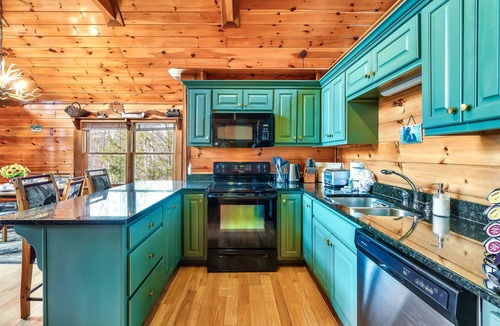 Black Bear Falls Cabin | Family Cabin Retreat | Multi Arcade | HotTub