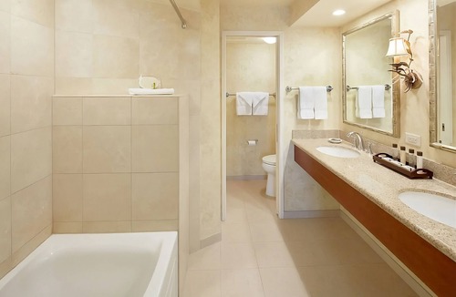 Waikiki Hotel | Family & Friends Getaway! 2 Great Units, Pool, Steps to Beach, Honolulu Zoo