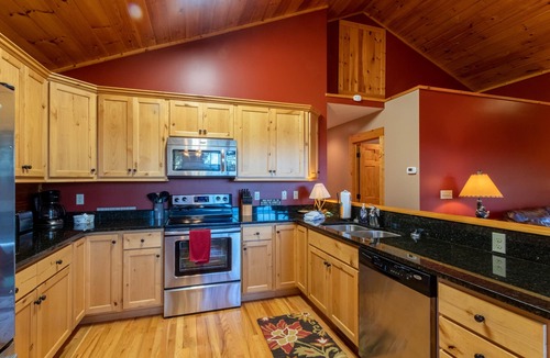Banner Elk Cabin | Firefly Cabin: Views, Hot Tub, Firepit, Dog Friendly, High-Speed WiFi, 15min to Banner Elk!