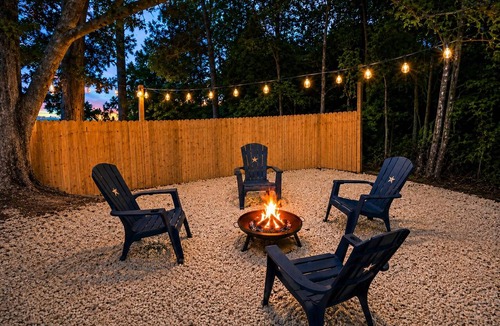 Oberlin House | Firefly Hollow, Fire Pit & Outdoor Shower, 6 Minutes to Coushatta Casino