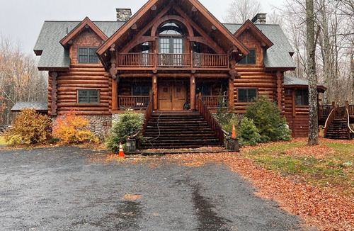 Carrabassett Valley House | Fireside Lodge. A Fantastic 5-bedroom log home in Carrabassett Valley.