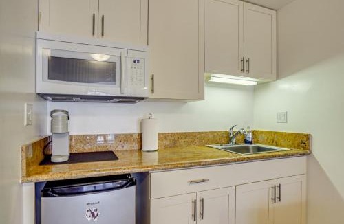 Downtown Honolulu Apartment | Free Parking Pool Harbor View Access Honolulu Gem!