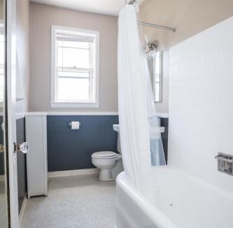 East Hyde Park Apartment | FRONTDESK Nice 1 BR Apt by Smart Museum of Art