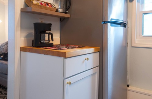 Touro Cottage | Furnished 1BR House – 30+ Day Stays - Medical, University, Energy & Film Pros